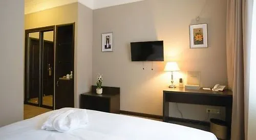 אסטנה Red Village Hotel